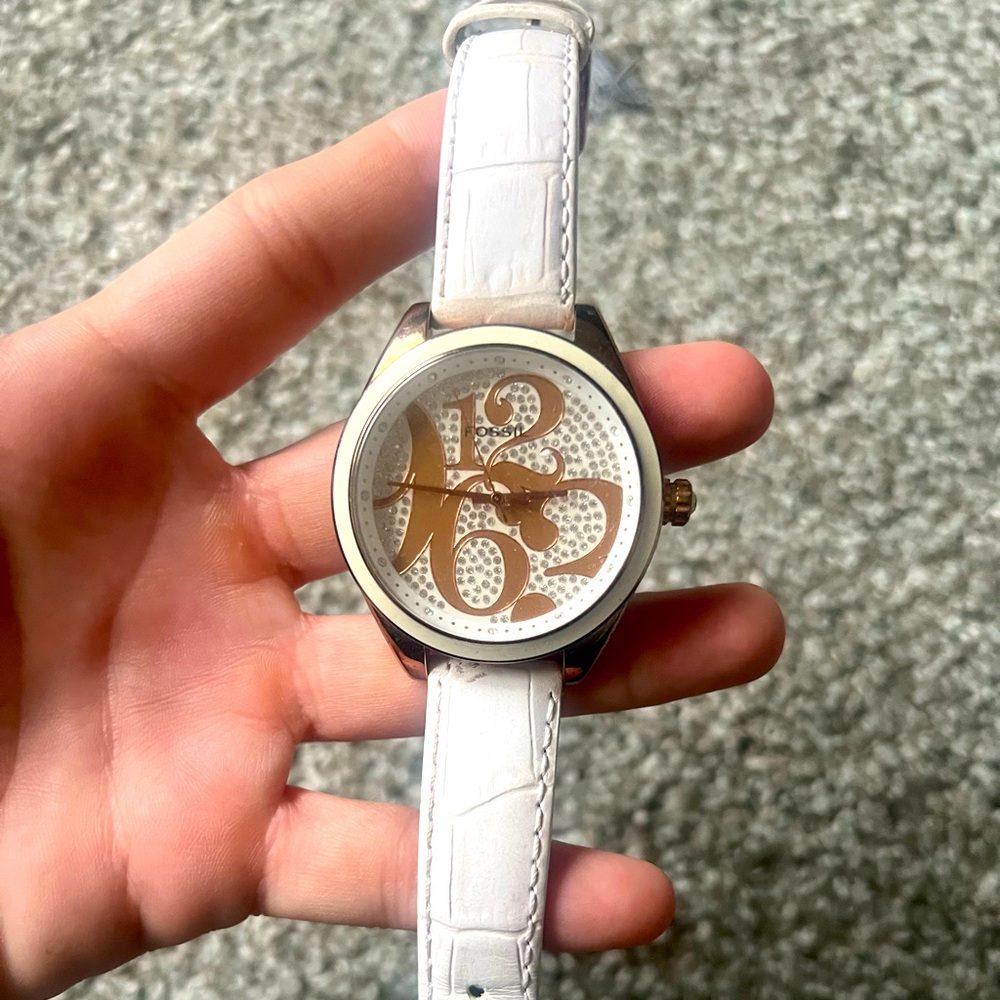 Fossil watch worn but still good condition comes with box, needs battery